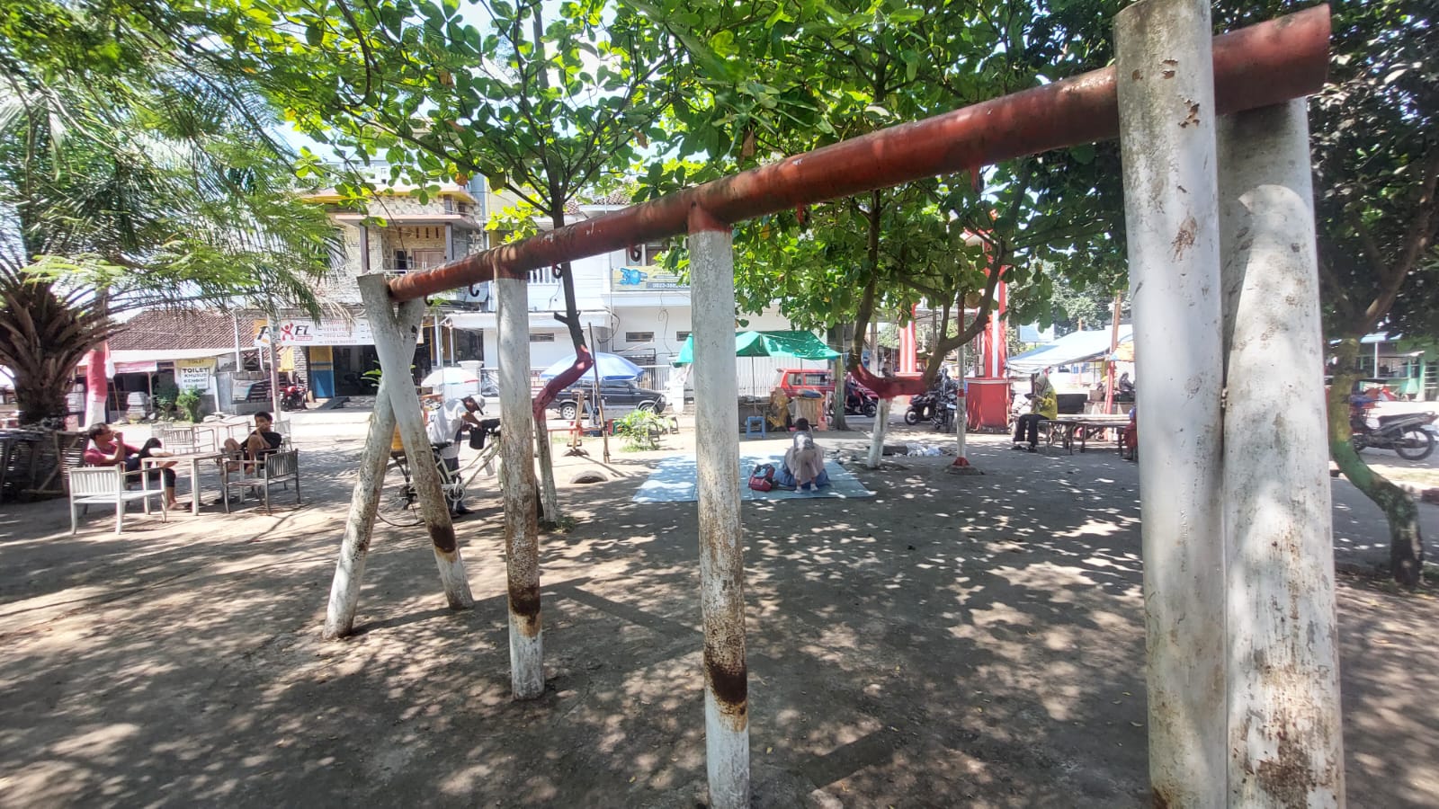 TERUS BERKURANG: Puluhan kursi dan meja di RTH Balung terus berkurang akibat rusak dan hilang. (JUMAI/RJ)