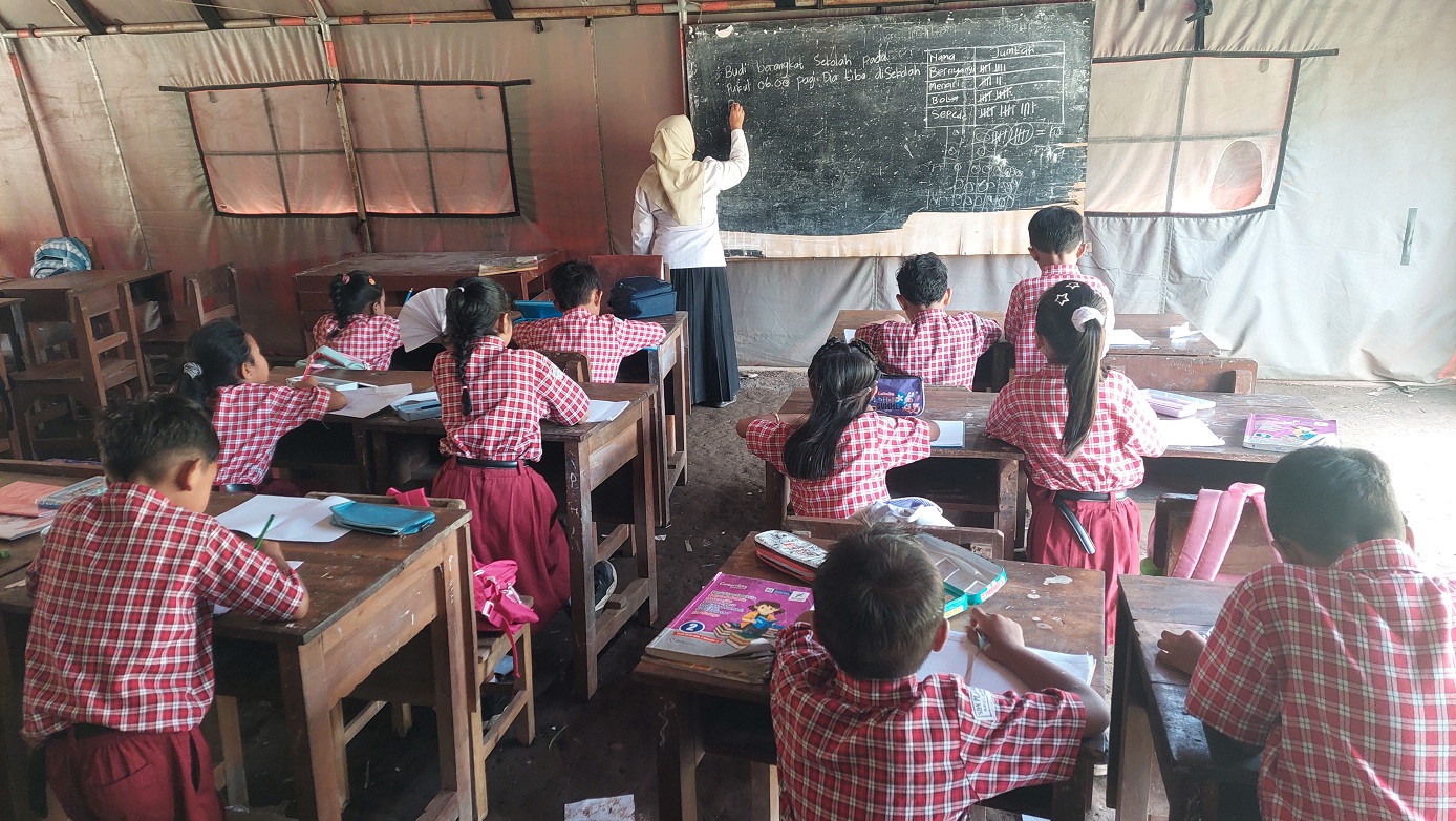 BELUM SELESAI: Siswa kelas 2 SDN Plalangan 03, Dusun Jambuan, Desa Plalangan, Kecamatan Kalisat KBM di tenda milik BPBD Jember.