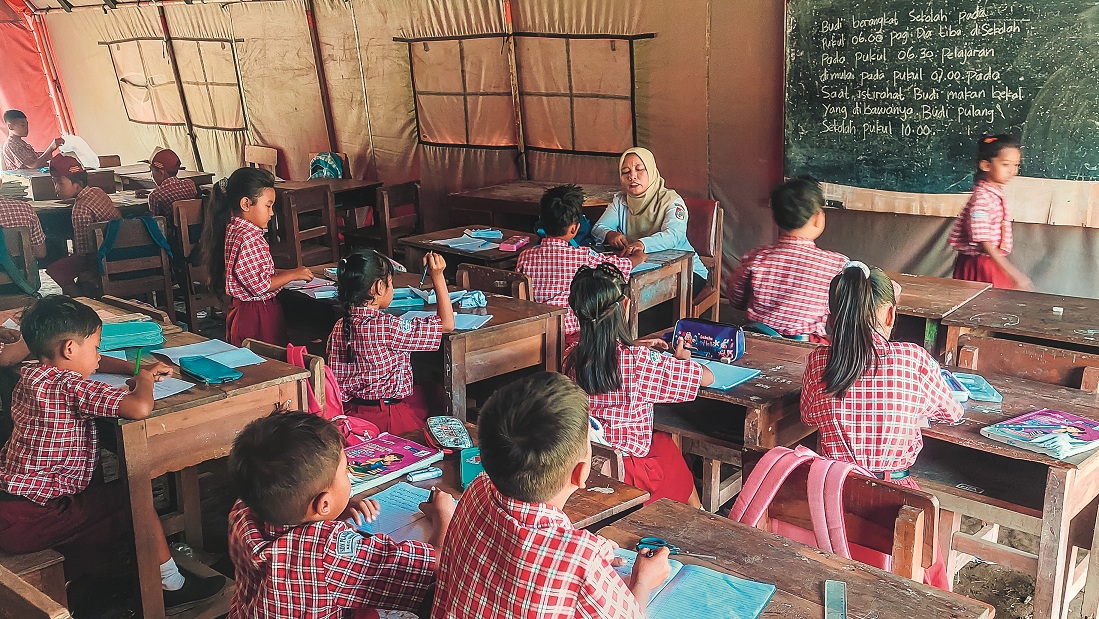 BELUM SELESAI: Siswa kelas 2 SDN Plalangan 03, Dusun Jambuan, Desa Plalangan, Kecamatan Kalisat KBM di tenda milik BPBD Jember.