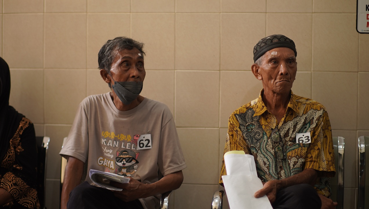 SEGERA PERIKSA: Warga menjalani operasi katarak gratis di RSD Kalisat beberapa waktu lalu.