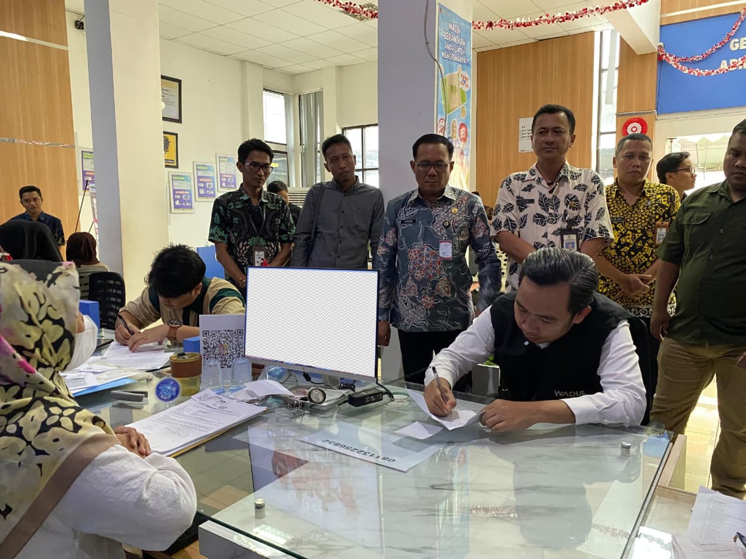 TINJAU LAYANAN ADMINDUK: Bupati Fawait saat inspeksi ke Kantor Dispendukcapil Jember, Agustus lalu.