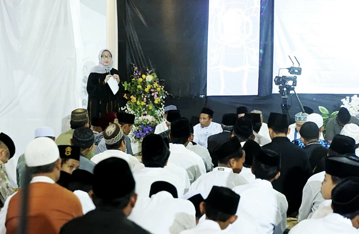 DUKUNG: Bupati Lumajang Indah Amperawati berkomitmen untuk memperkuat kolaborasi dengan pondok pesantren di Lumajang.(ATIEQSON MAR IQBAL/RAME)