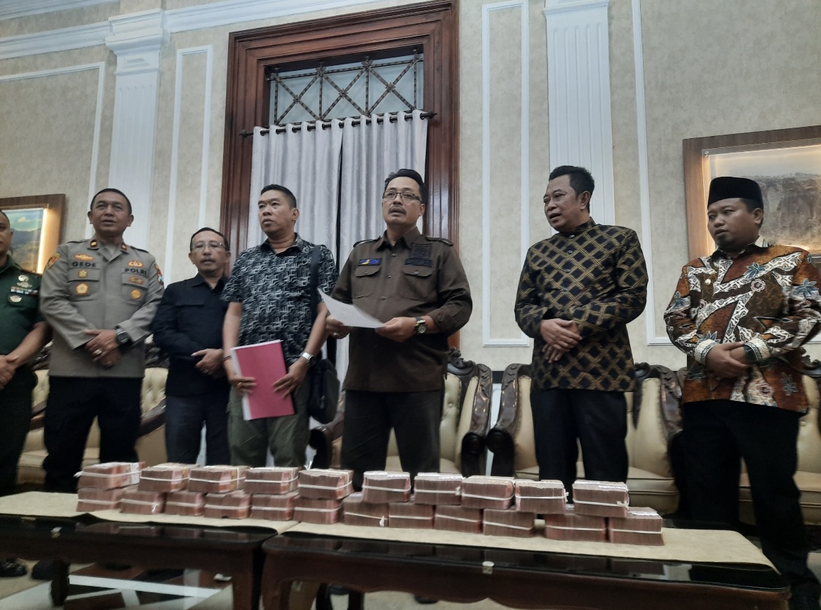 MENGEMBALIKAN: Pihak kejaksaan saat mengembalikan hasil kerugian negara atas kasus korupsi pengerjaan infrastruktur, beberapa waktu lalu.(FAQIH HUMAINI/RADAR IJEN)