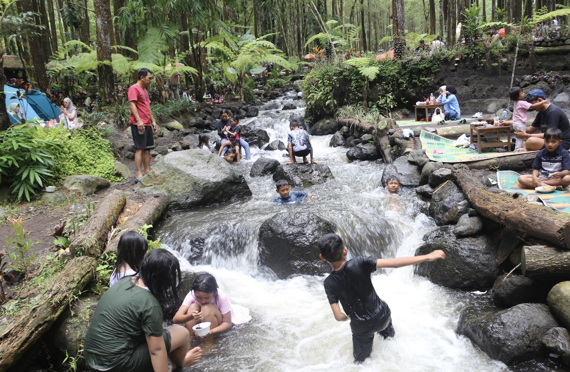 DIKUNJUNGI: Wisata populer di Lumajang terus dikunjungi wisatawan dari berbagai daerah, kemarin.(ADE APRYANIS/RAME)