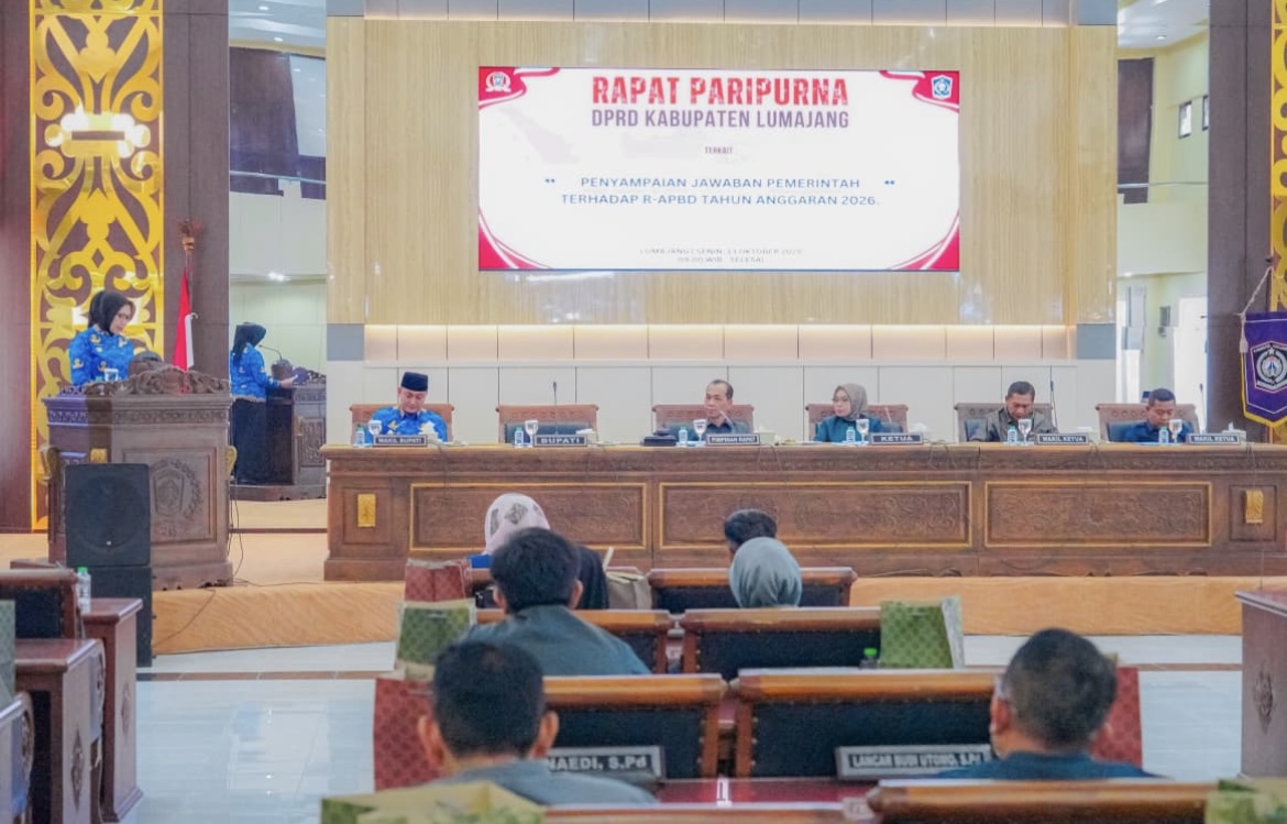SAMPAIKAN: Bupati Lumajang Indah Amperawati saat menyampaikan rencana pengoptimalan pendapatan asli daerah (PAD) Lumajang di rapat paripurna.(ATIEQSON MAR IQBAL/RAME)