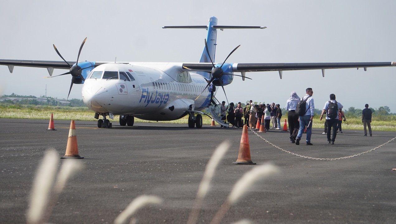 DISAMBUT ANTUSIASME: Pesawat Fly Jaya di Bandara Notohadinegoro, beberapa waktu lalu. Kini penerbangan dihentikan dan diklaim hanya sementara.
