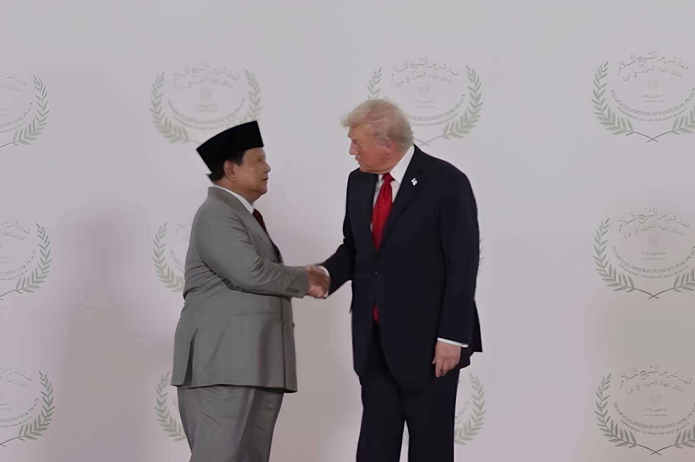 Menyoroti obrolan lengkap Presiden RI, Prabowo Subianto dengan Presiden AS, Donald Trump di KTT Perdamaian Gaza, Mesir. (YouTube.com / Sekretariat Presiden)