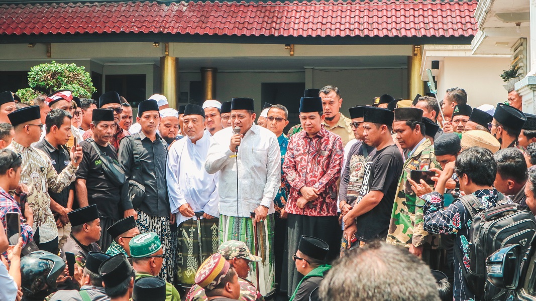 SERUKAN BOIKOT: Massa aksi orasi di depan Transmart Jember, kemarin (16/10). Mereka menyerukan boikot dan meminta Trans7 meminta maaf setelah kegaduhan tayangan soal kiai dan pesantren.