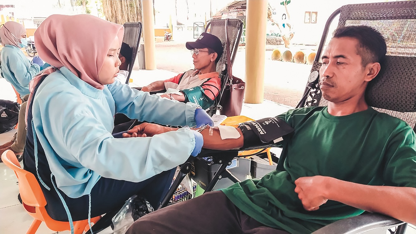 RUTIN DONOR: Warga Sidomekar, Kecamatan Semboro donor darah di kantor desa, Rabu (15/10). UDD PMI Jember kini rutin ke desa-desa untuk menjemput pendonor darah.