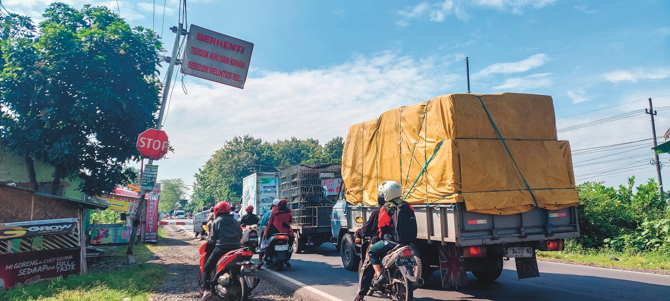 BAGAIMANA INI: Rambu imbauan di barat perlintasan KA, Jalan Jaya Negara, Desa Pecoro, Kecamatan Rambipuji terancam ambruk.