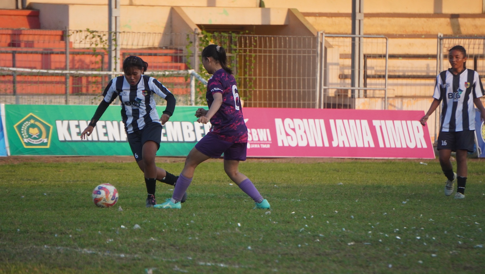 TANGGUH: Para pemain Persid Women (kiri) kala menghadapi perlawanan Persebo Muda Bondowoso pada fase grup Piala Pertiwi. Sore ini, akan menjamu Arema Women di Stadion JSG.