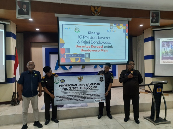 DIPAJANG: beberapa pihak saat memperlihatkan data pengembalian dana hibah atas kasus korupsi yang sudah inkrah.