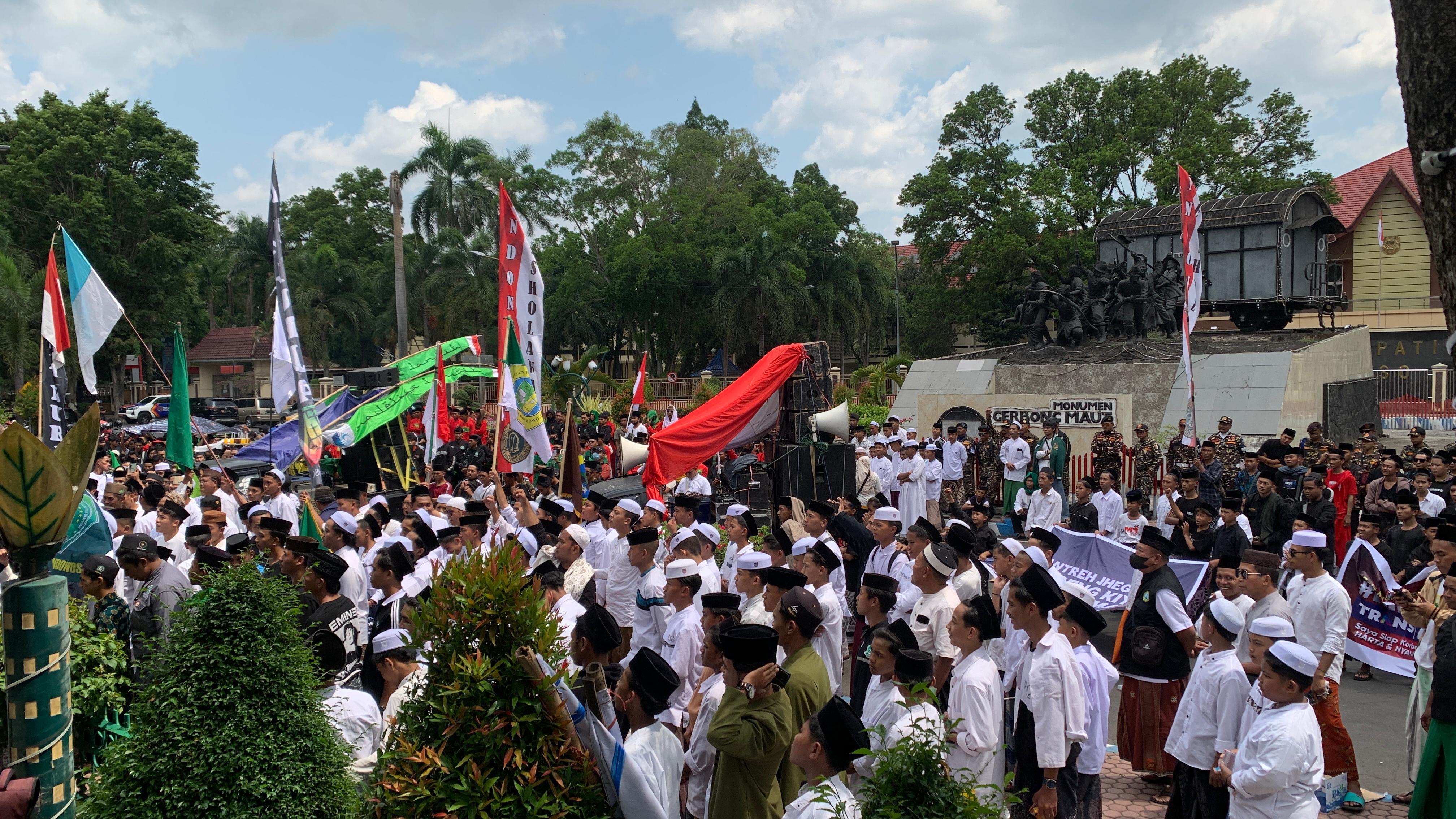 JAGA MARWAH: Ratusan santri di Bondowoso turut menyuarakan pertanggung jawaban atas framing negatif dari Trans7 beberapa waktu lalu. Mereka menggelar aksi demo di Alun-alun Bondowoso.