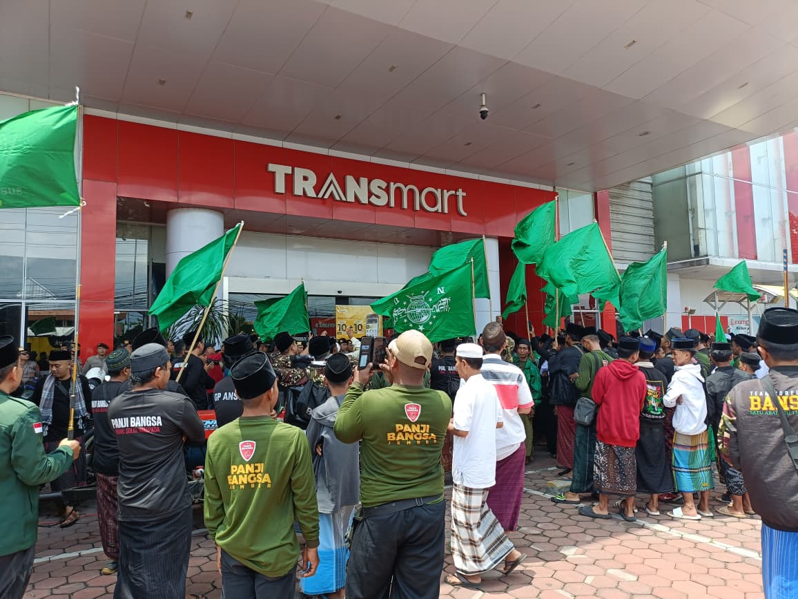 RAMAI: Suasana Transmart Jember saat digruduk para santri dalam aksi demo protes terhadap trans 7, Kamis (16/10)