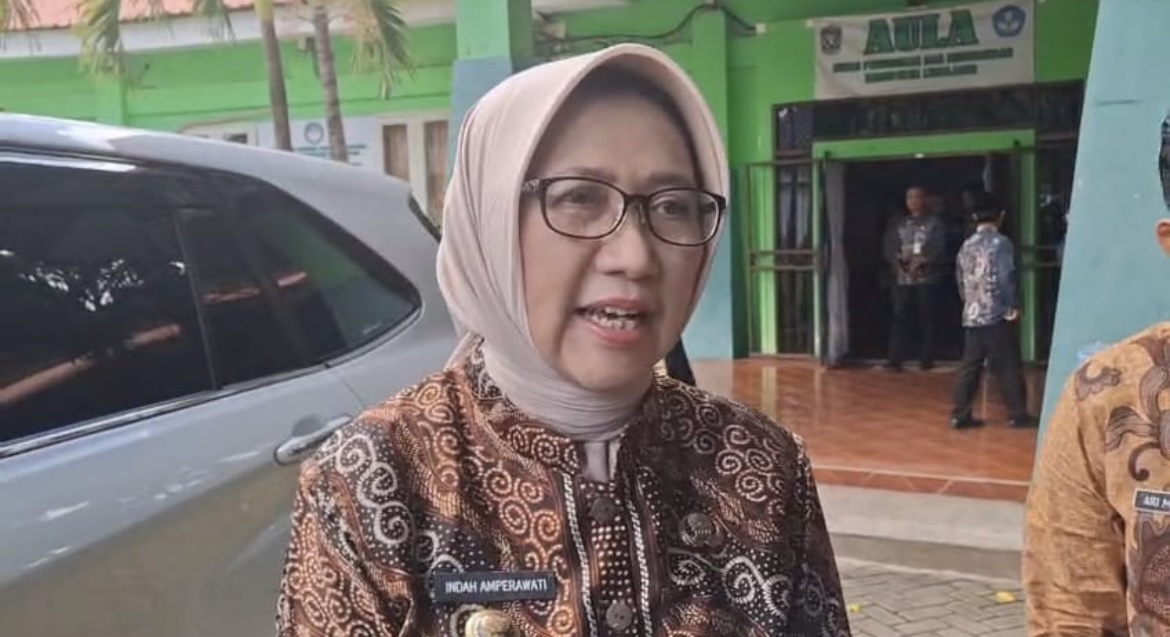 ARAHKAN: Bupati Lumajang Indah Amperawati saat memberikan arahan kepada ASN di lingkungan Dinas Pendidikan dan Kebudayaan (Dispendikbud) Lumajang.(ATIEQSON MAR IQBAL/RAME)
