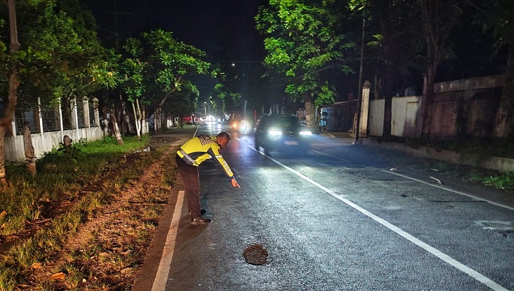 DATANGI LOKASI: Anggota Unit Laka Satlantas Polres Jember mendatangi lokasi kecelakaan di Jalan Raya Desa/Kecamatan Kalisat yang melibatkan pengendara Honda Vario dengan Honda Beat, Rabu (16/10).