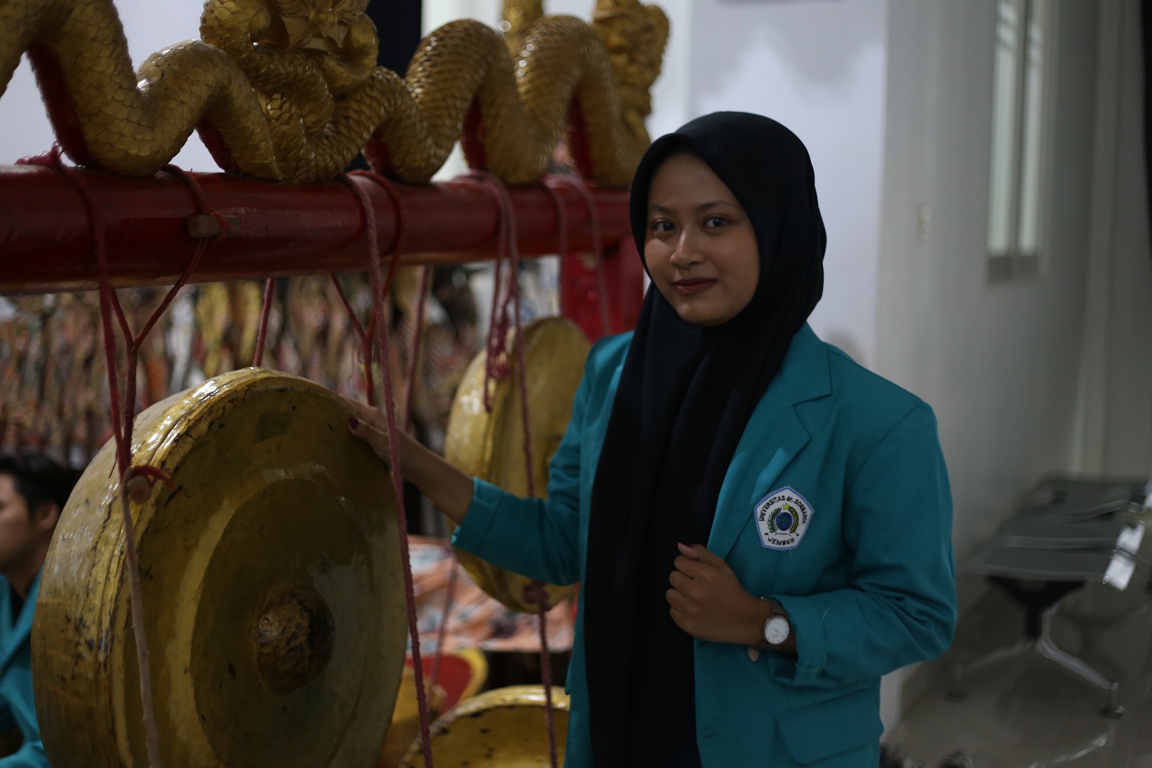 LESTARIKAN BUDAYA: Al Azhiva Azzahra Wb, mahasiswi semester tiga FEB UDS Jember, menjadi penabuh gamelan UKM Karawitan UDS.