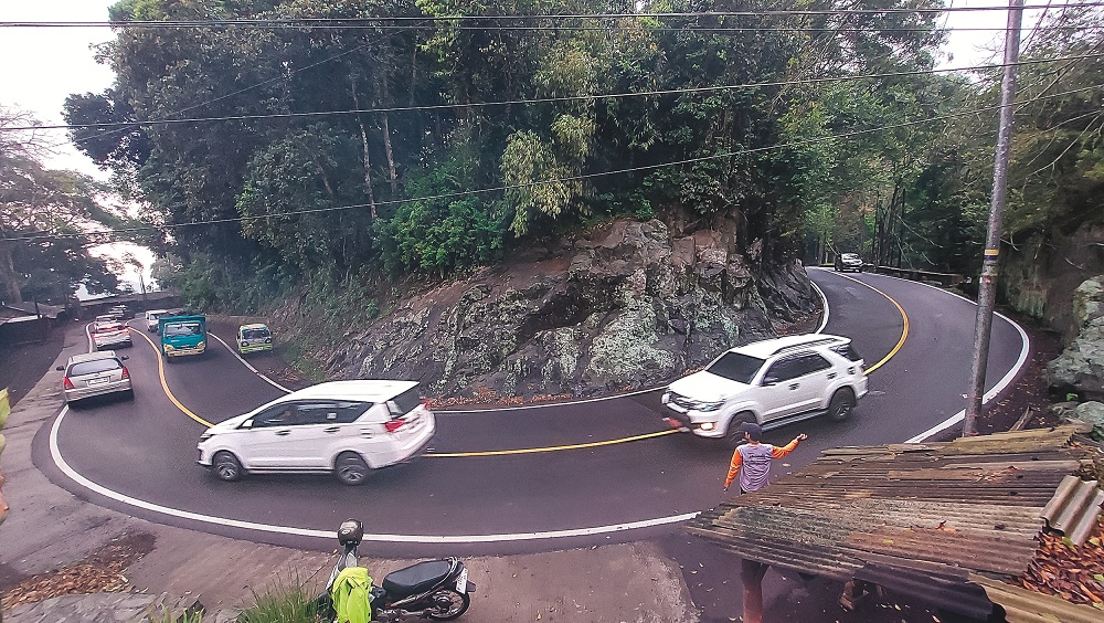 TETAP HATI-HATI: Pengguna jalan yang melintas di Jalur Gumitir, Dusun Gumitir, Desa Sidomulyo, Kecamatan Silo harus berhati-hati karena sering hujan.