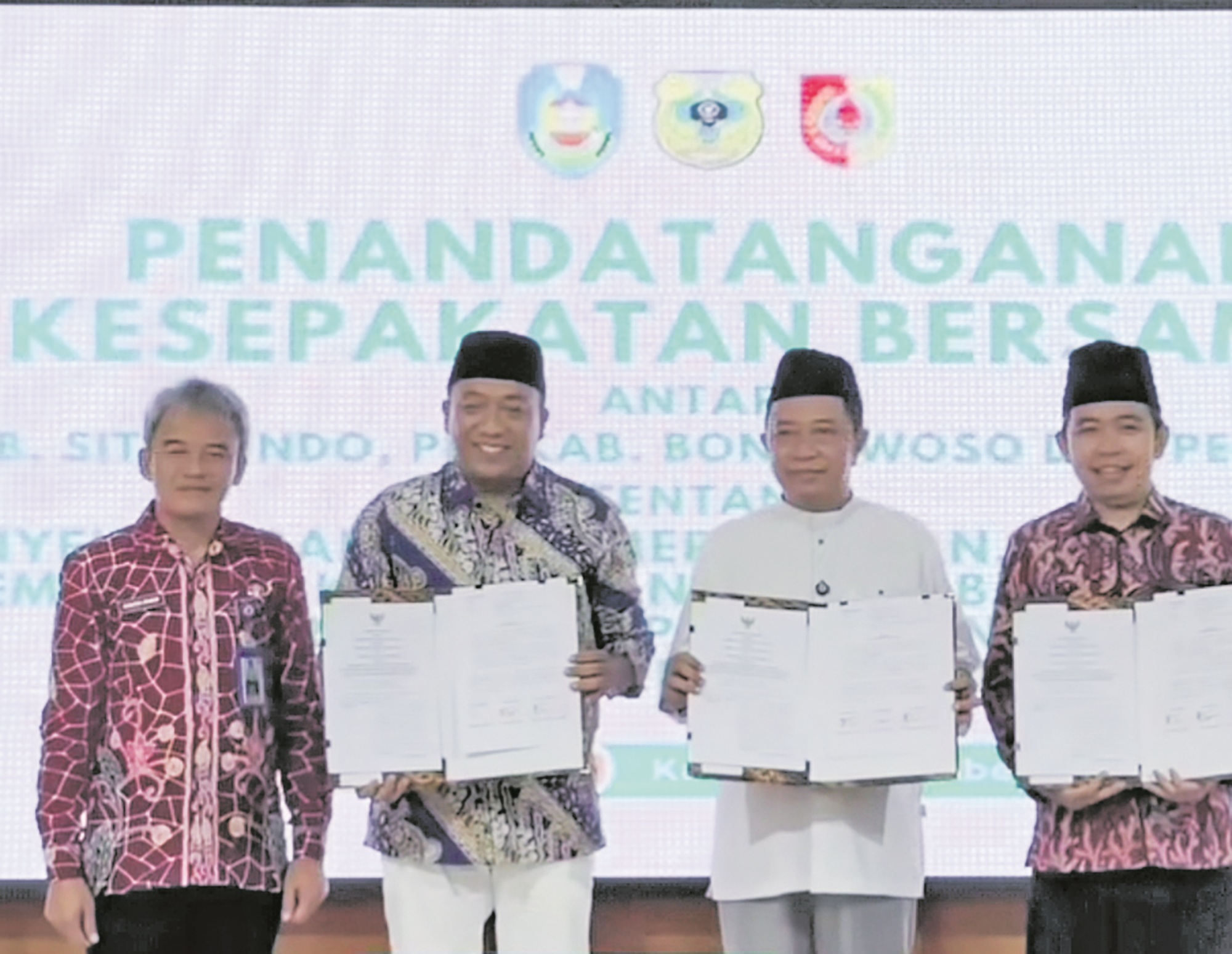 Dari kanan, Bupati Jember Fawait, bersama Bupati Bondowoso Abdul Hamid dan Bupati Situbondo Yusuf Rio, meneken perjanjian kerja sama pengembang potensi daerah di pendapa Bupati Bondowoso, Kamis (16/10