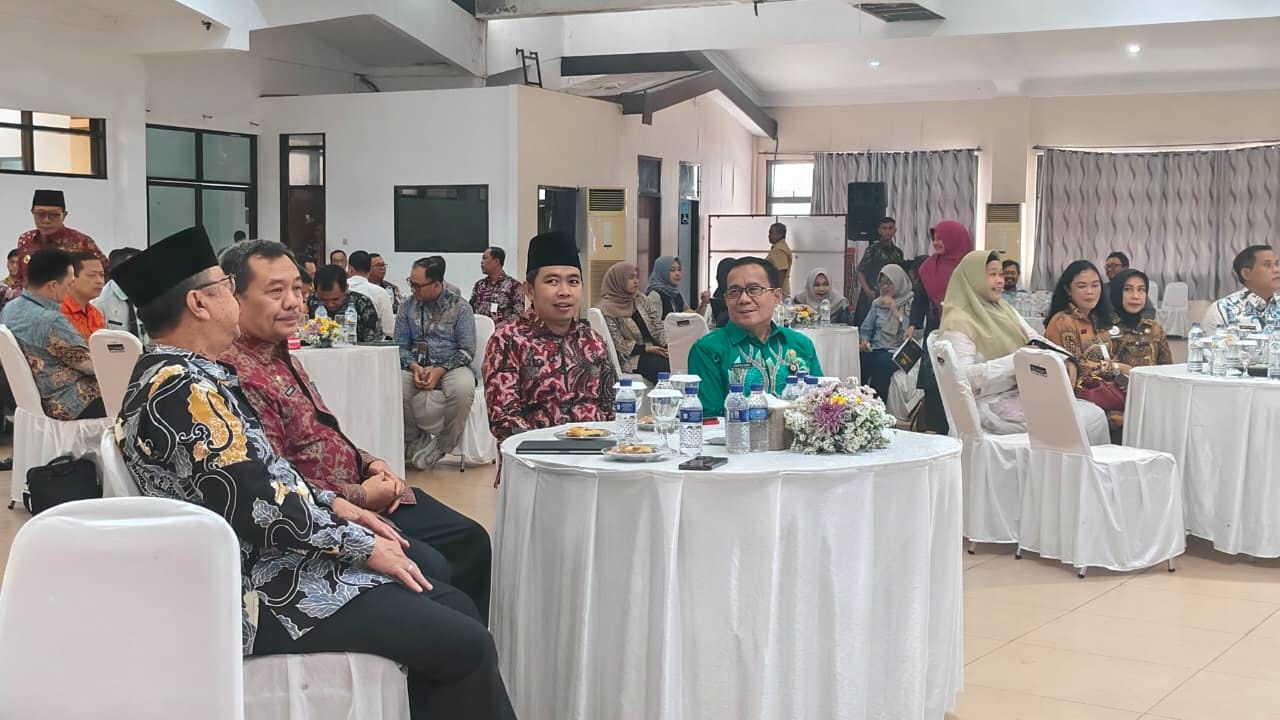 Bupati Fawait saat Rakor Penguatan Ekosistem Inovasi Daerah yang dihadiri Kepala Badan BSKDN Kemendagri Yusharto Huntoyungo, di Aula PB Sudirman Kantor Pemkab Jember, Kamis (16/10).