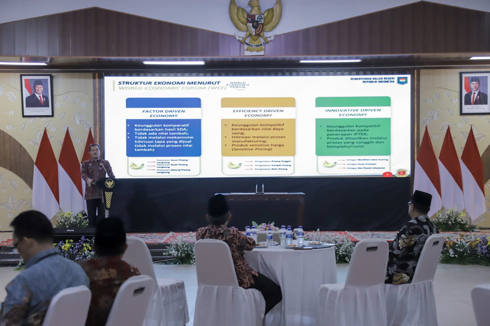 Kepala Badan BSKDN Kemendagri, Yusharto Huntoyungo, memberikan paparan saat Rakor Penguatan Ekosistem Inovasi Daerah di Aula PB Sudirman, Kantor Pemkab Jember, Kamis (16/10). (Foto. Diskominfo)