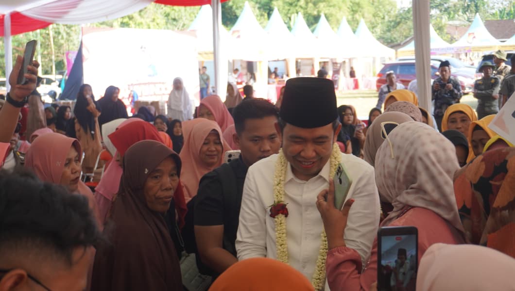 Bupati Fawait saat bertemu dengan warga Sumberbaru, saat rangkaian program Bupati Ngantor di Desa/Kelurahan (Bunga Desaku) Jilid 5 Sumberbaru (26-27/9). (Foto. Maulana/Radar Jember)