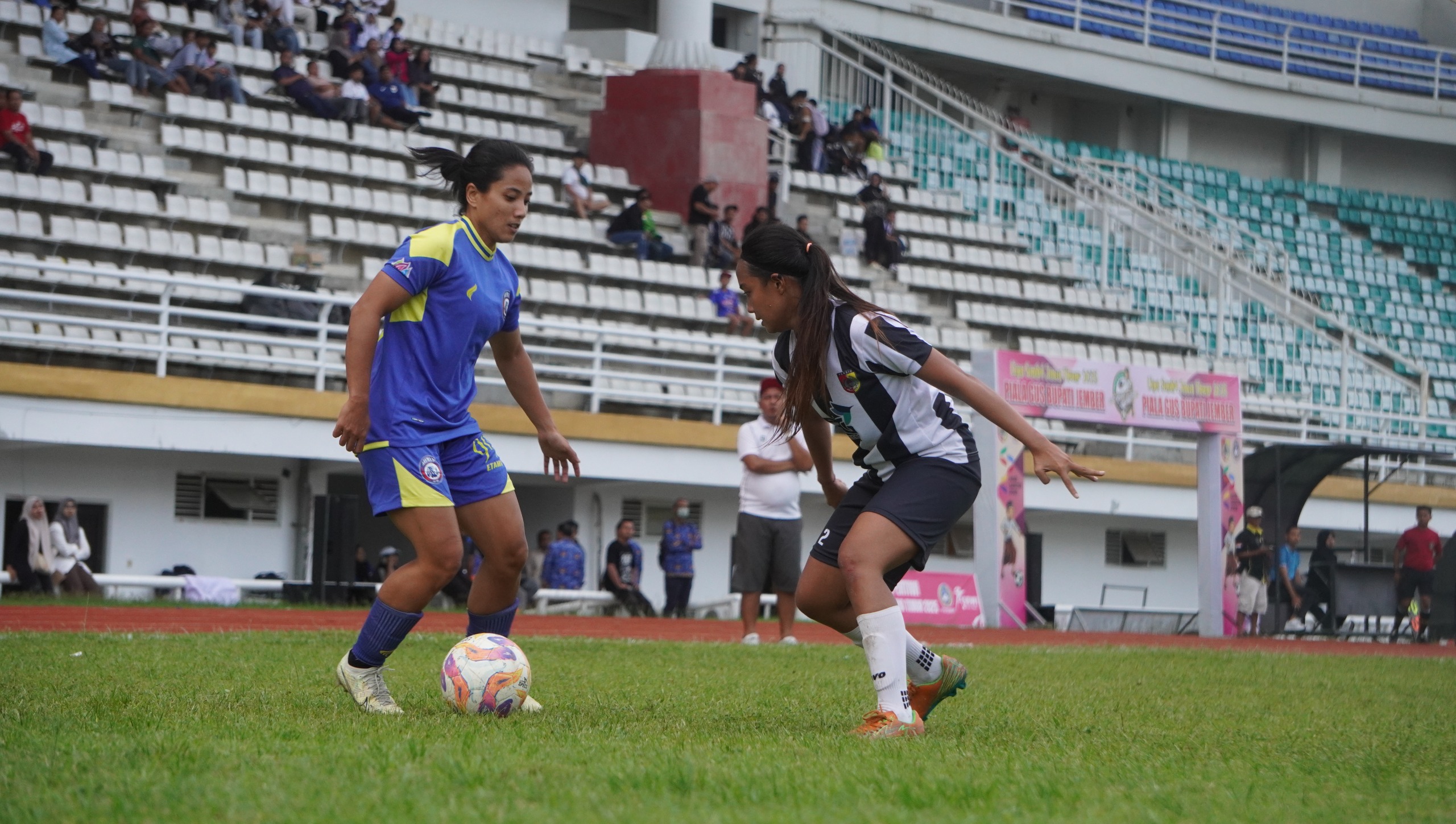 SENGIT: Para pemain bertahan Persid Jember Women dibombardir penyerang Arema Women, Jumat 17/10 (Foto: Yulio RJ)