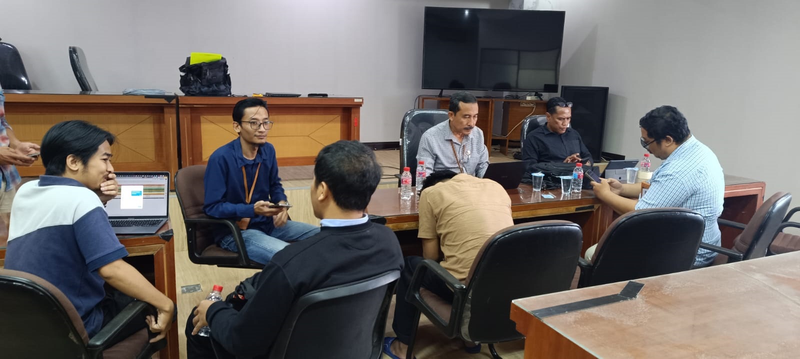SIGAP: Joki Toefl tertangkap, pelaku sedang diinterogasi oleh tim cyber UPA TIK.