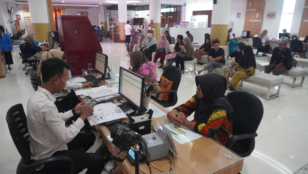 RAMAI: Suasana antrean di DPMPTSP Jember, beberapa waktu lalu.