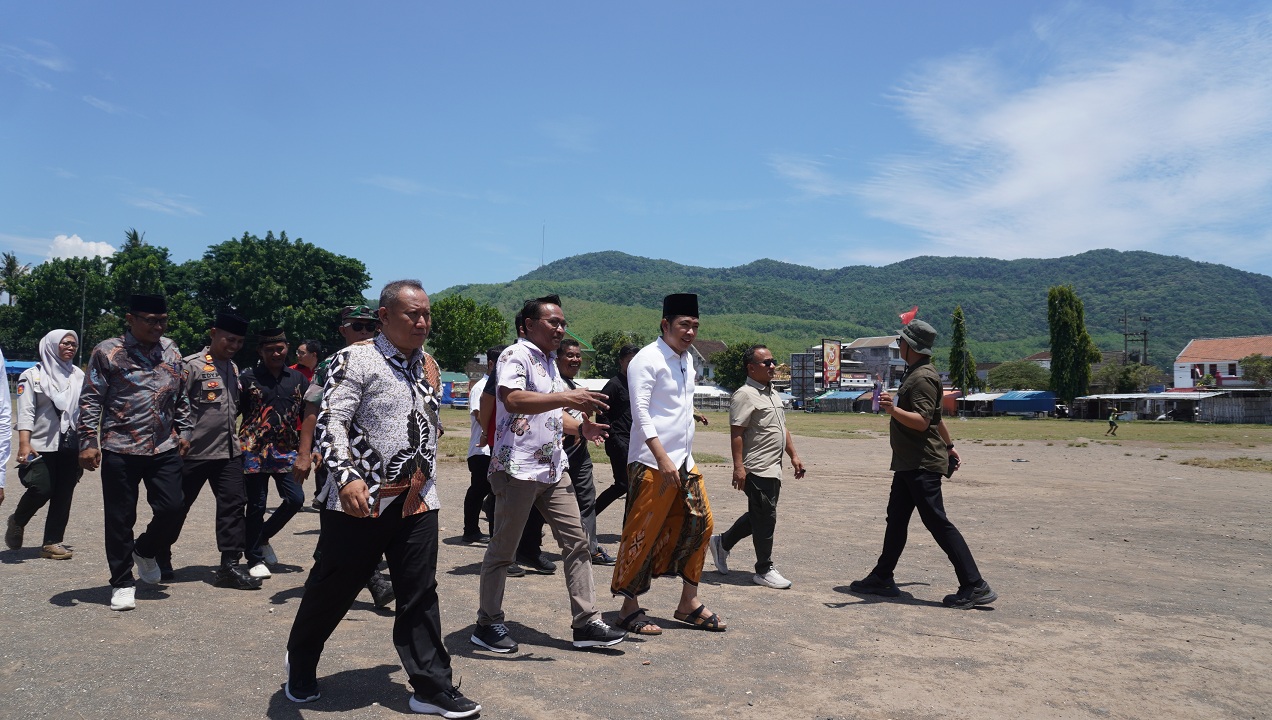 TURUN LANGSUNG: Bupati Fawait meninjau kondisi Alun-alun Kecamatan Puger seusai bertemu dengan para PKL dan warga setempat, saat giat Guse Menyapa, di Puger (18/10).