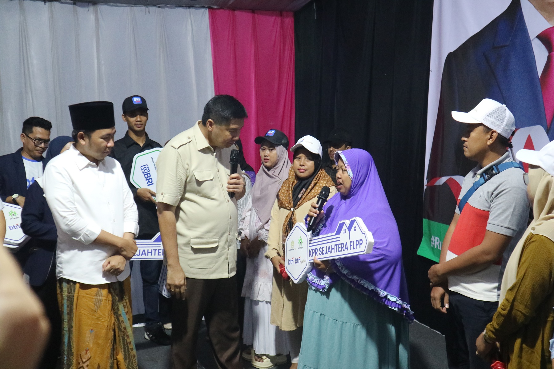 Menteri PKPRI Maruarar Sirait ditemani Bupati Jember Muhammad Fawait saat menyerahkan kunci rumah subsidi kepada warga Perumahan Taman Gading, Kelurahan Tegal Besar, Kaliwates, Sabtu (18/10)