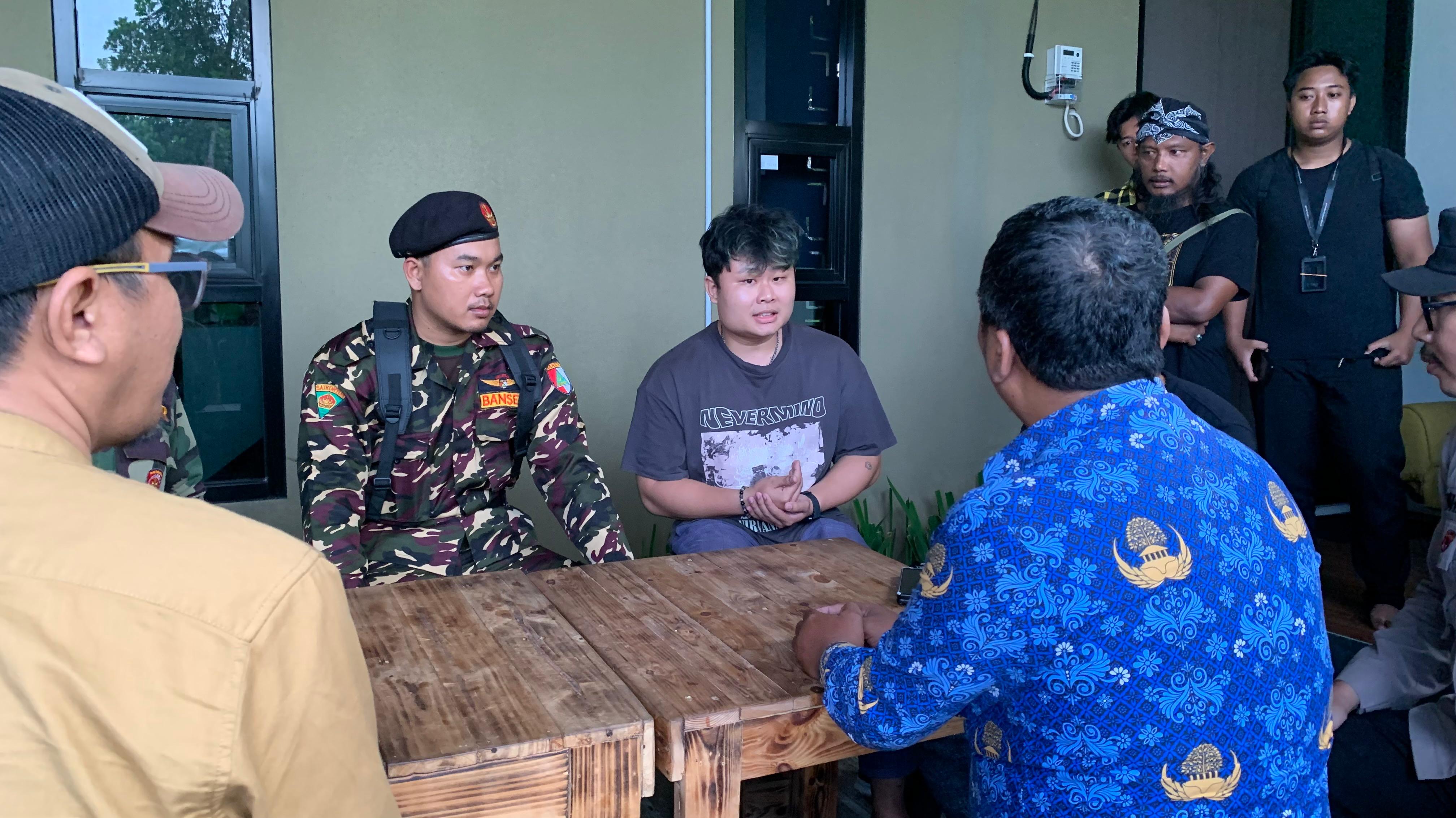 MINTA KLARIFIKASI: Anggota Banser saat datangi kediaman youtuber Stevansyoung