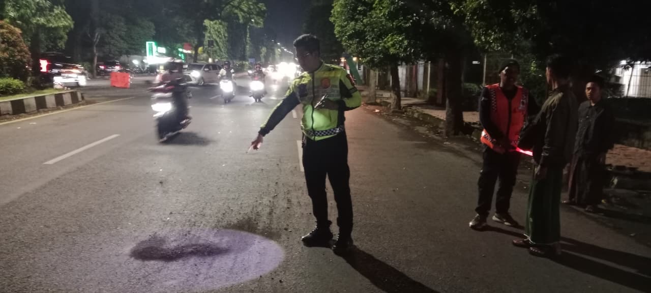 DATANGI LOKASI: Anggota Laka Satlantas Polres Jember mendatangi TKP kecelakaan di jalan Gajah Mada (depan RSU Kaliwates, Sabtu (18/10) malam.