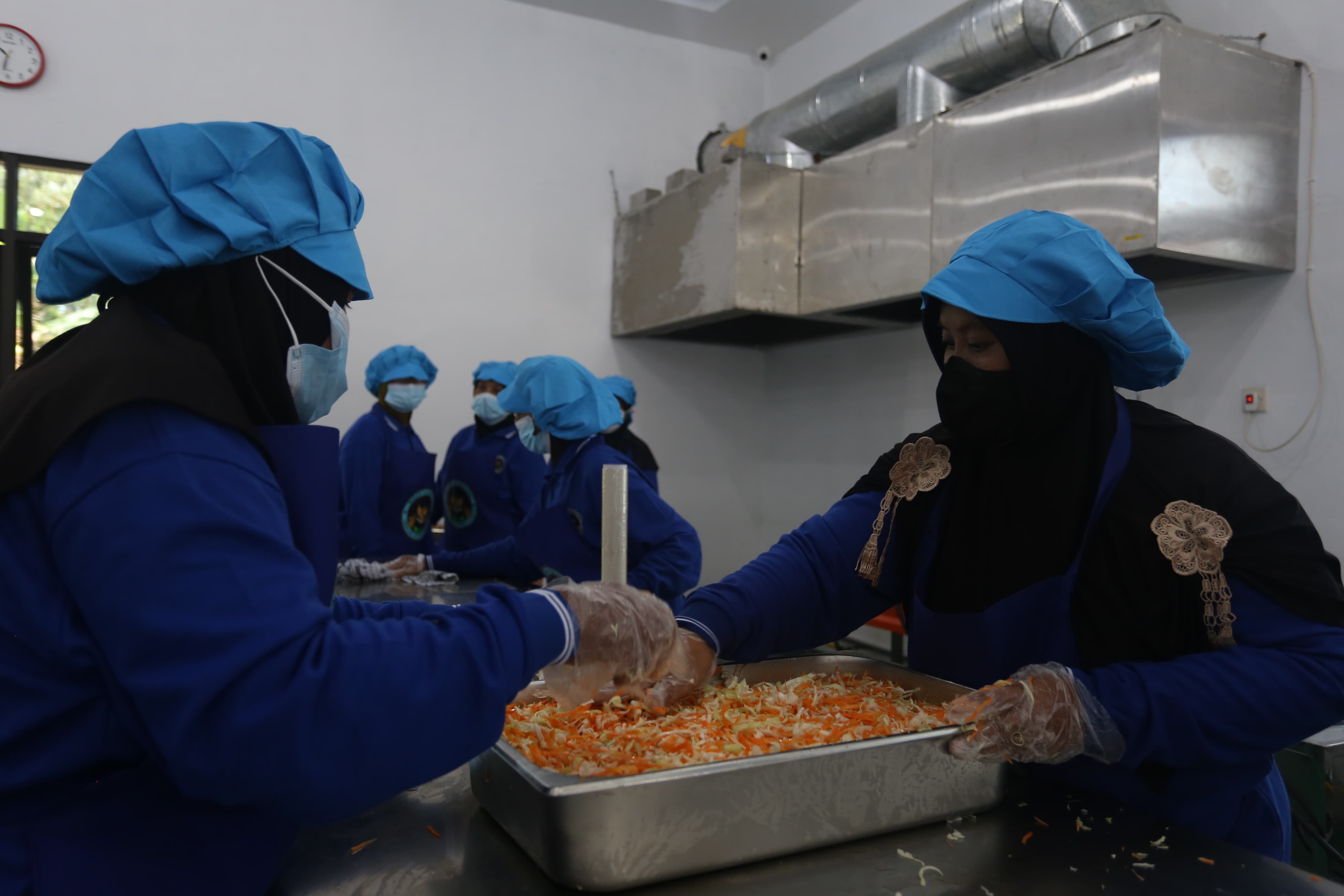 JAGA MUTU MAKANAN: Tenaga Dapur MBG di Wonoasri, Kecamatan Tempurejo, diberi pelatihan memasak, beberapa waktu lalu.
