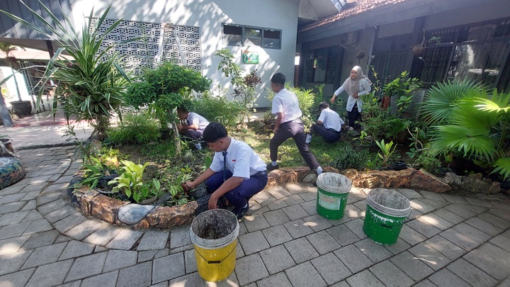 PATUT DICONTOH: Siswa SMPN 1 Balung melakukan kegiatan mencintai lingkungan sekitar. Sekolah yang berada di Desa Tutul, Kecamatan Balung tersebut kini menjadi wakil Jawa Timur ke ajang sekolah Adiwiya