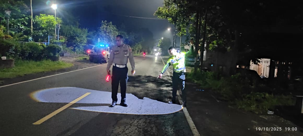DATANGI LOKASI: Anggota Laka Satlantas Polres Jember saat melakukan olah TKP kecelakaan yang menewaskan pejalan kaki di Jalan Raya Nasional, Desa Klatakan, Kecamatan Tanggul.