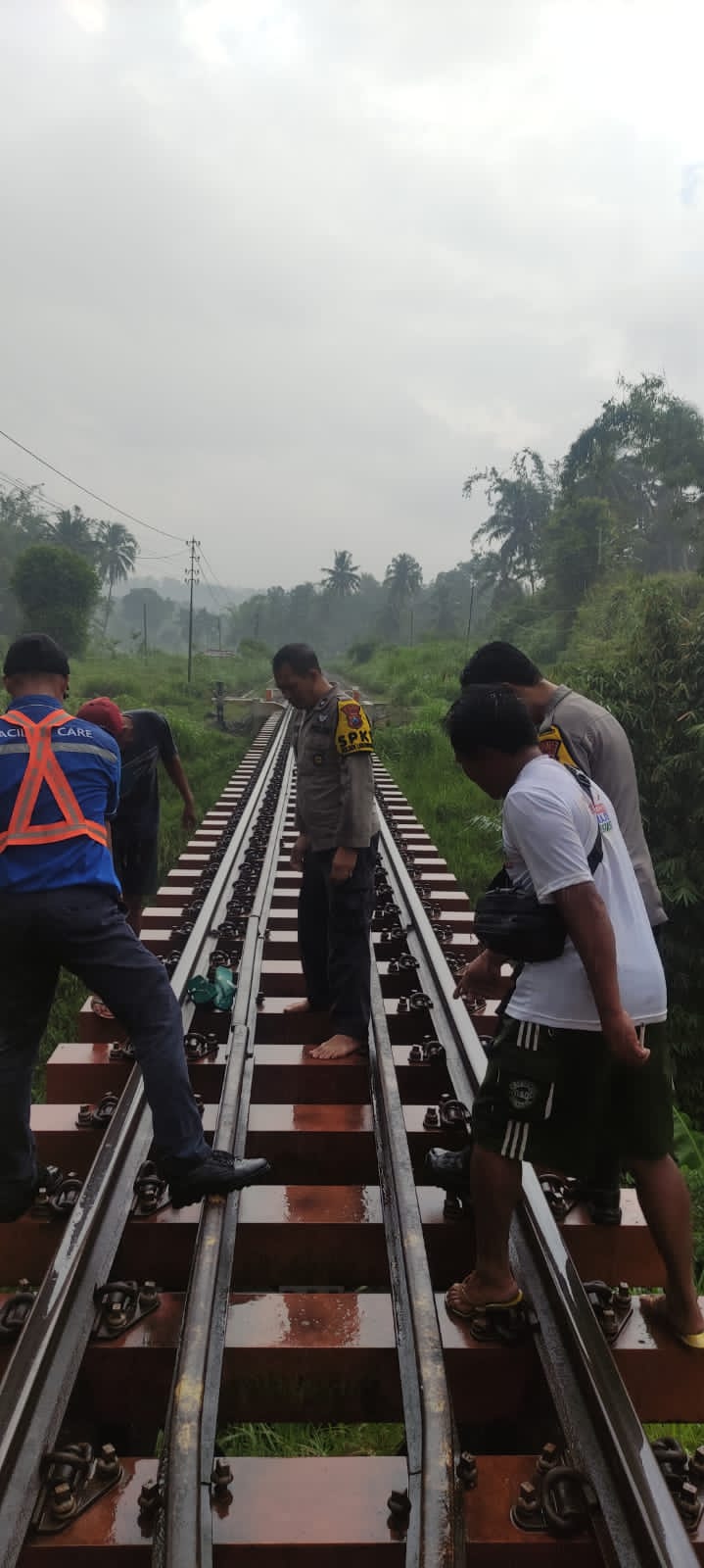 LOKASI KEJADIAN: Anggota Polsek Ledokombo bersama petugas KAI saat melakukan olah TKP di lokasi seorang ibu tertemper KA Pandanwangi di Dusun/Desa Sumberbulus, Kecamatan Ledokombo, Minggu (19/10).