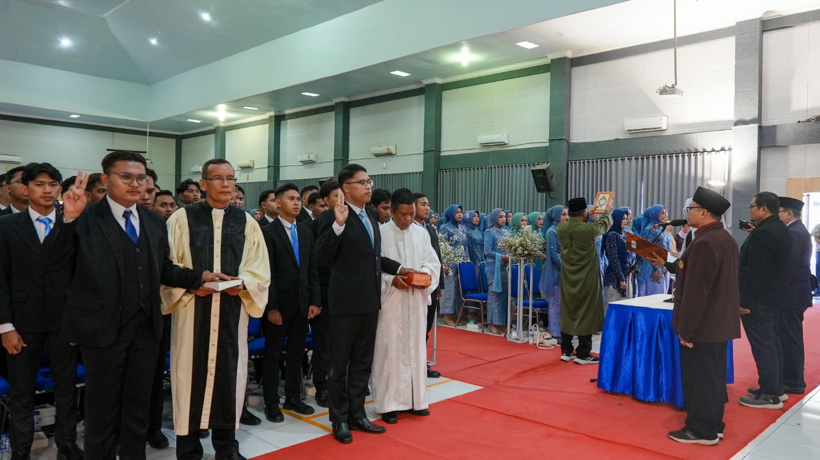 BACAKAN SUMPAH: Prosesi angkat sumpah dan pelantikan ners serta ahli madya keperawatan Fikes, Unmuh, di Aula Ahmad Zainuri, Sabtu (19/11).