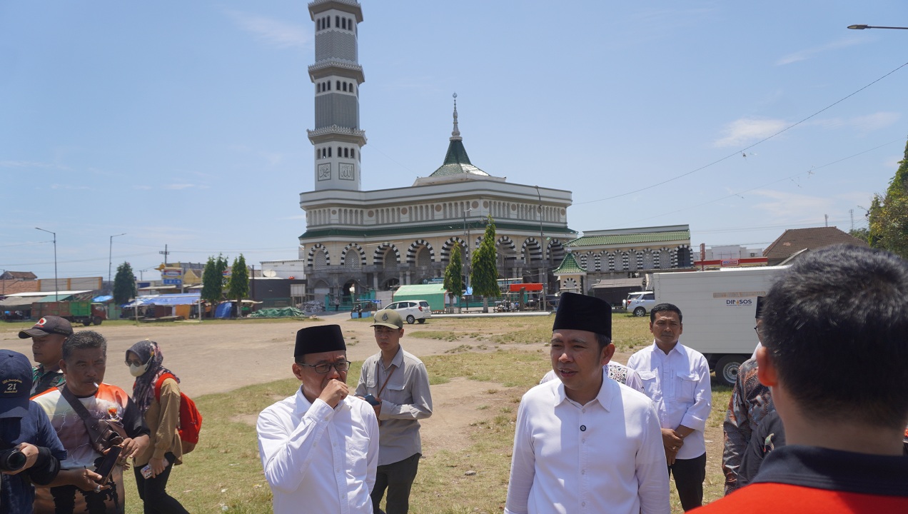 BERI PAPARAN: Bupati Fawait saat berbicara di depan warga Puger, ditemani perwakilan dari PT Imasco, di Kantor Kecamatan Puger, (18/10).