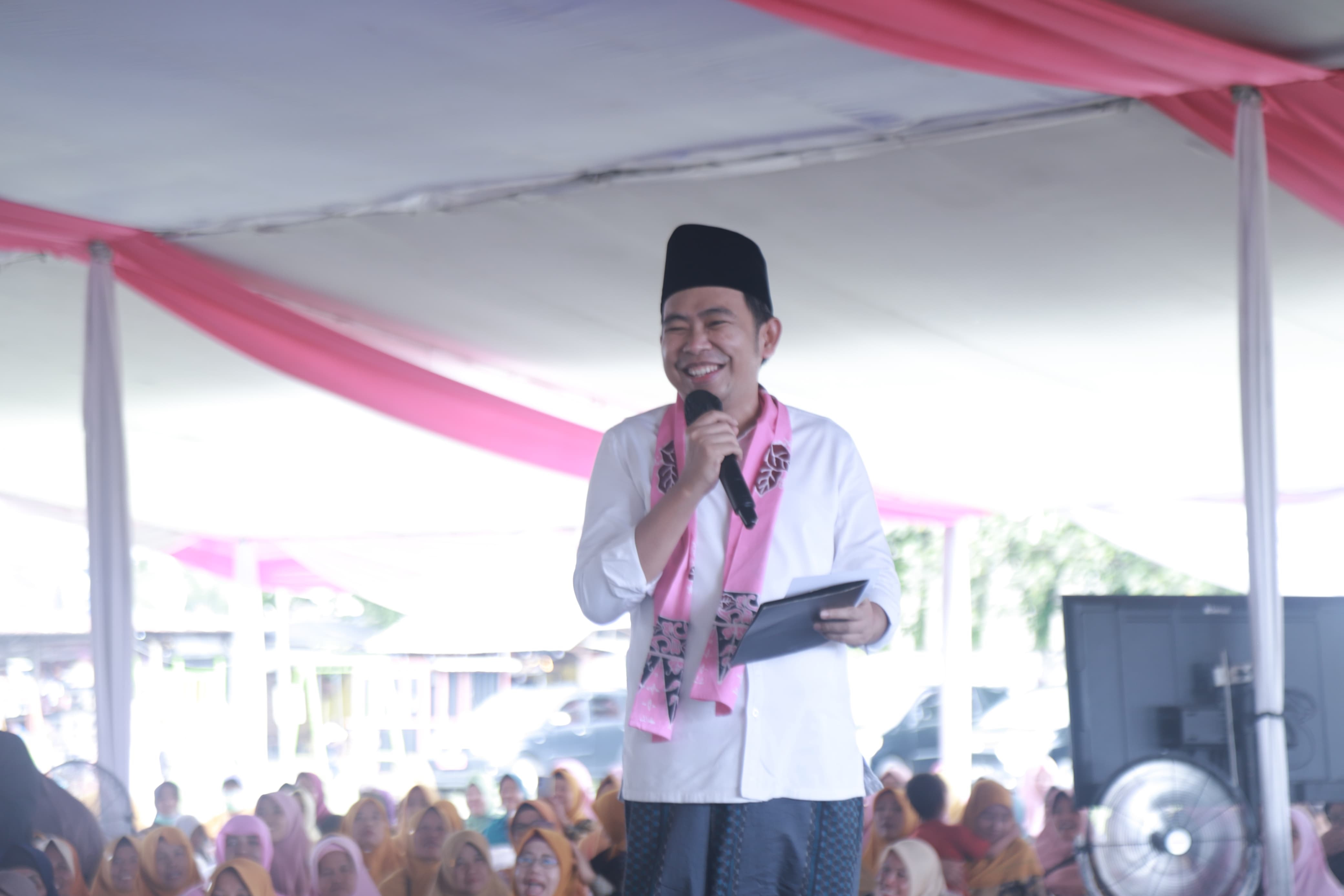 HANGAT: Bupati Fawait saat bertemu dengan masyarakat saat rangkaian Guse Menyapa, di Lapangan Desa Kesilir, Kecamatan Wuluhan, Minggu (19/10).