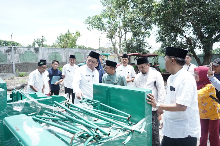 BERINOVASI: Bupati Bondowoso Abdul Hamid Wahid melihat sejumlah alat pertanian yang akan diserahkan pada kelompok tani. (KOMINFO)