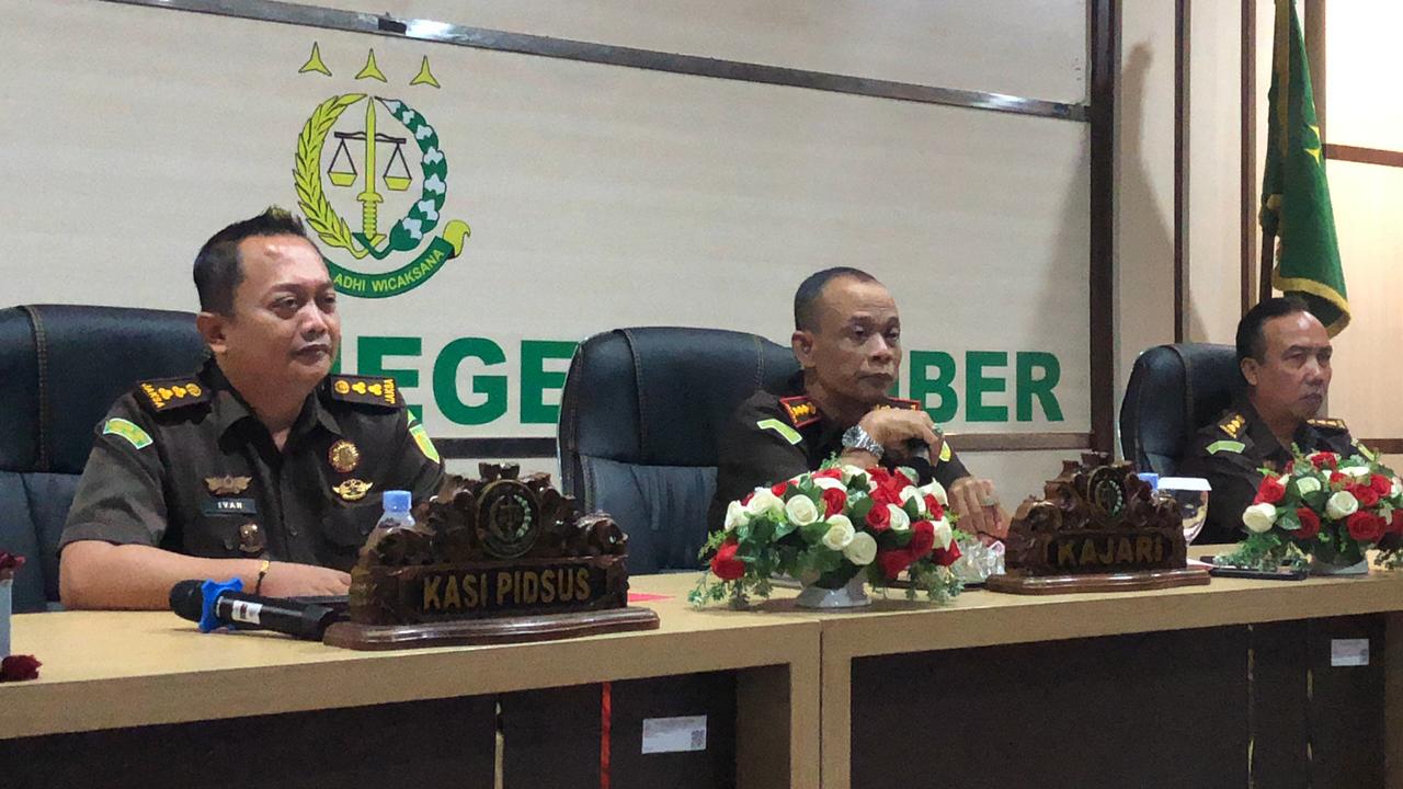 Kepala Kejari Jember, Ichwan Effendi sampaikan penetapan 5 tersangka kaasus dugaan korupsi Sosraperda