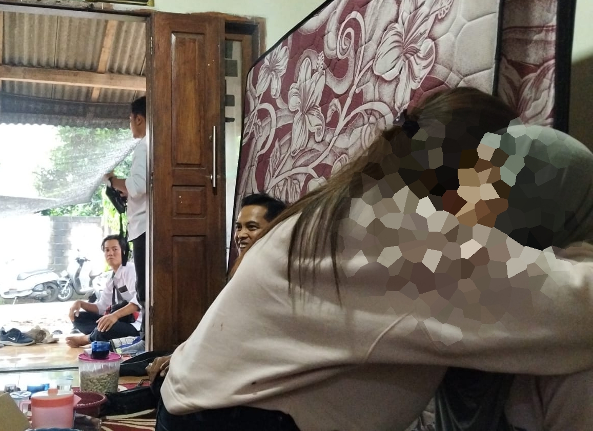 BERPELUKAN: Korban dan rekan korban ketika berpelukan dalam kasus dugaan pelecehan dan kekerasan seksual. (Ahmad Hendi Apriliyanto)