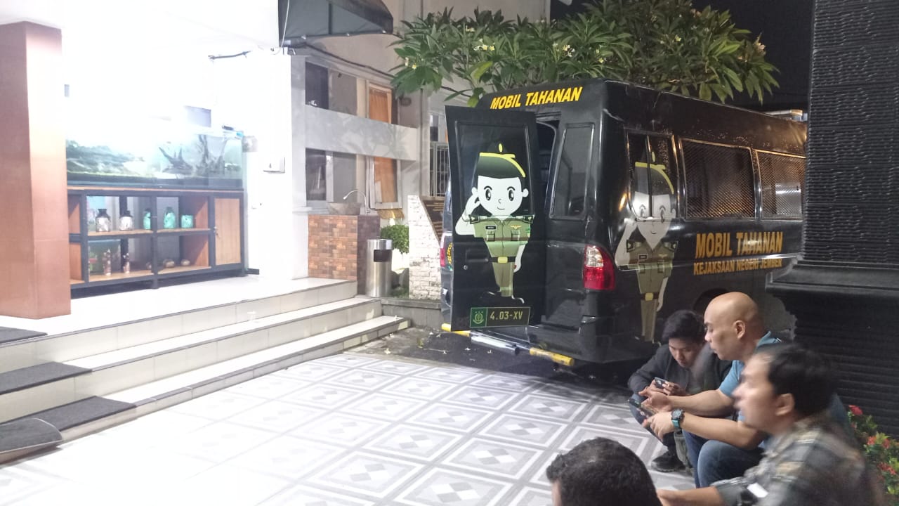 Suasana lobi depan kantor Kejaksaan Negeri Jember malam ini, dalam penetapan tersangka Sosraperda. (SIDKIN/RJ)