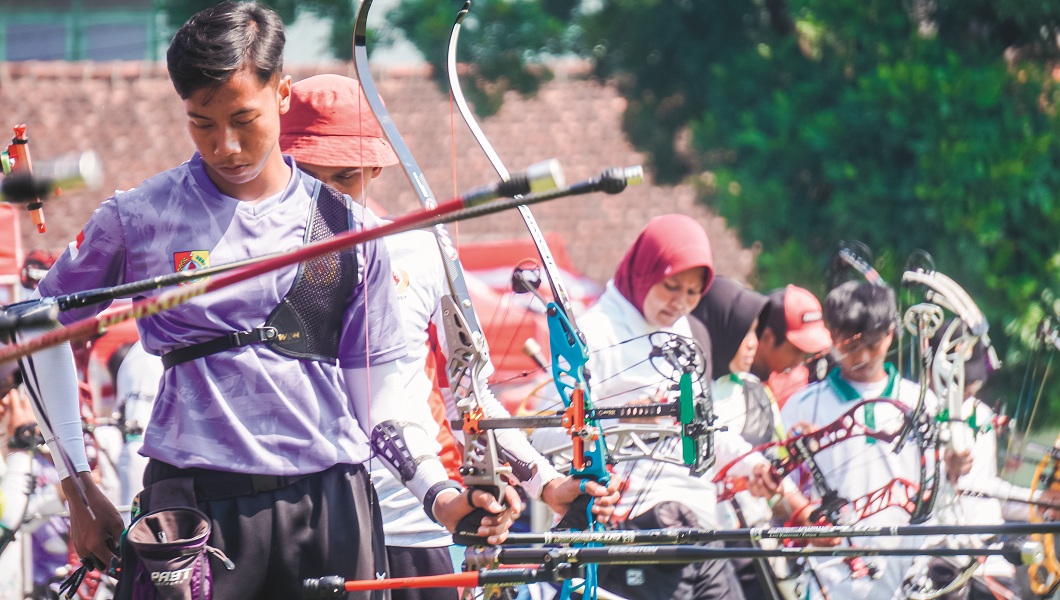 BERSIAP: Atlet panahan asal Jember, Rafif Rajilmahasin, tengah mempersiapkan diri untuk melakukan tembakan saat berlaga di ajang Porprov Jatim beberapa waktu lalu.