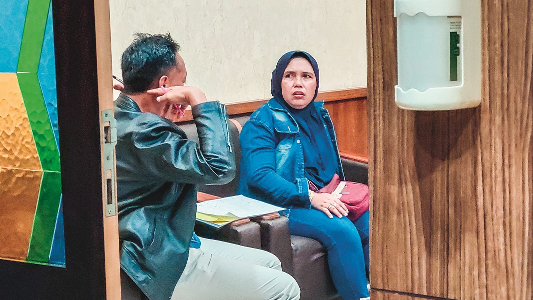 BERDUKA: Juariya, ibu sambung korban datang ke Polsek Sumberbaru.