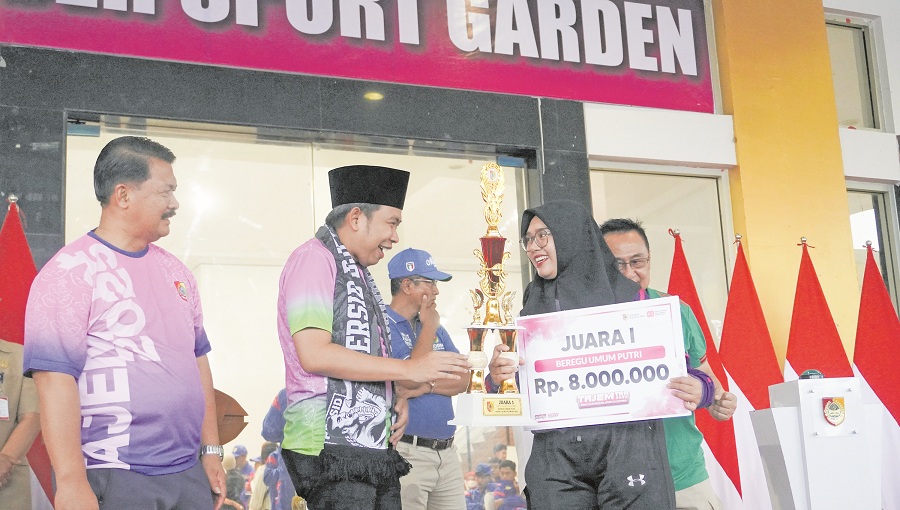 BERI APRESIASI: Bupati Fawait saat menyerahkan reward kepada atlet peraih medali Porprov 2025 dan pemenang lomba Tajemtra 2025, di Stadion JSG, Senin petang (20/10).