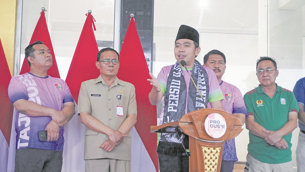 SAMPAIKAN PROGRES KINERJA: Bupati Fawait saat menyampaikan progress kinerjanya secara terbuka, di Stadion JSG, (20/10).