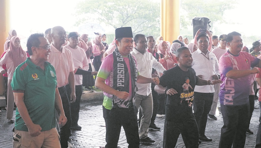 INISIASI BUDAYA BARU: Bupati Fawait saat mengikuti rangkaian kegiatan senam bersama, saat acara Pro Guse, di sekitar Stadion JSG , Senin (20/10).