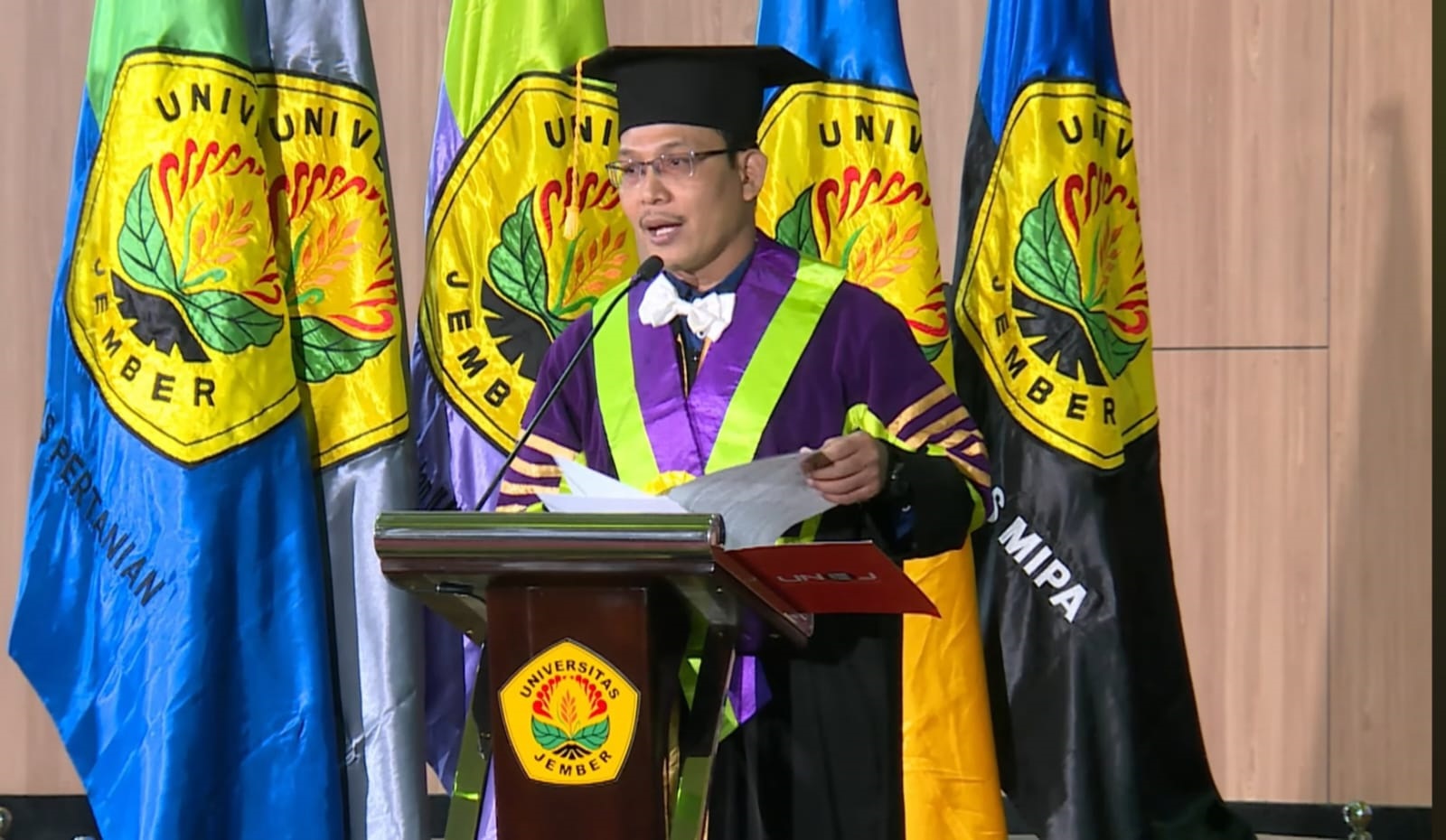 ORASI: Prof Dr Akhmad Taufiq menyampaikan orasi ilmiah dalam pengukuhan guru besarnya di Auditorium Unej, kemarin (21/10).